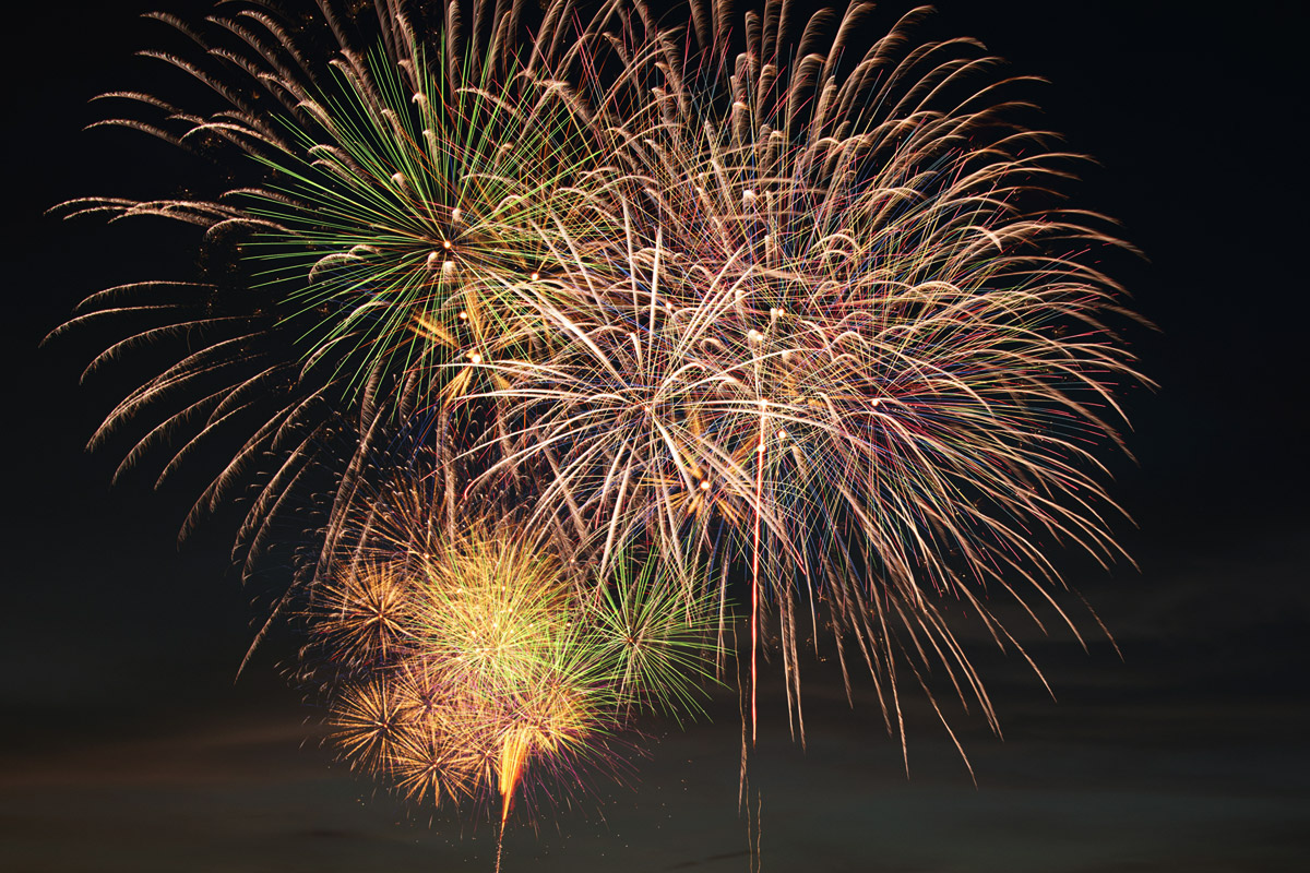 空に打ちあがる大きな花火